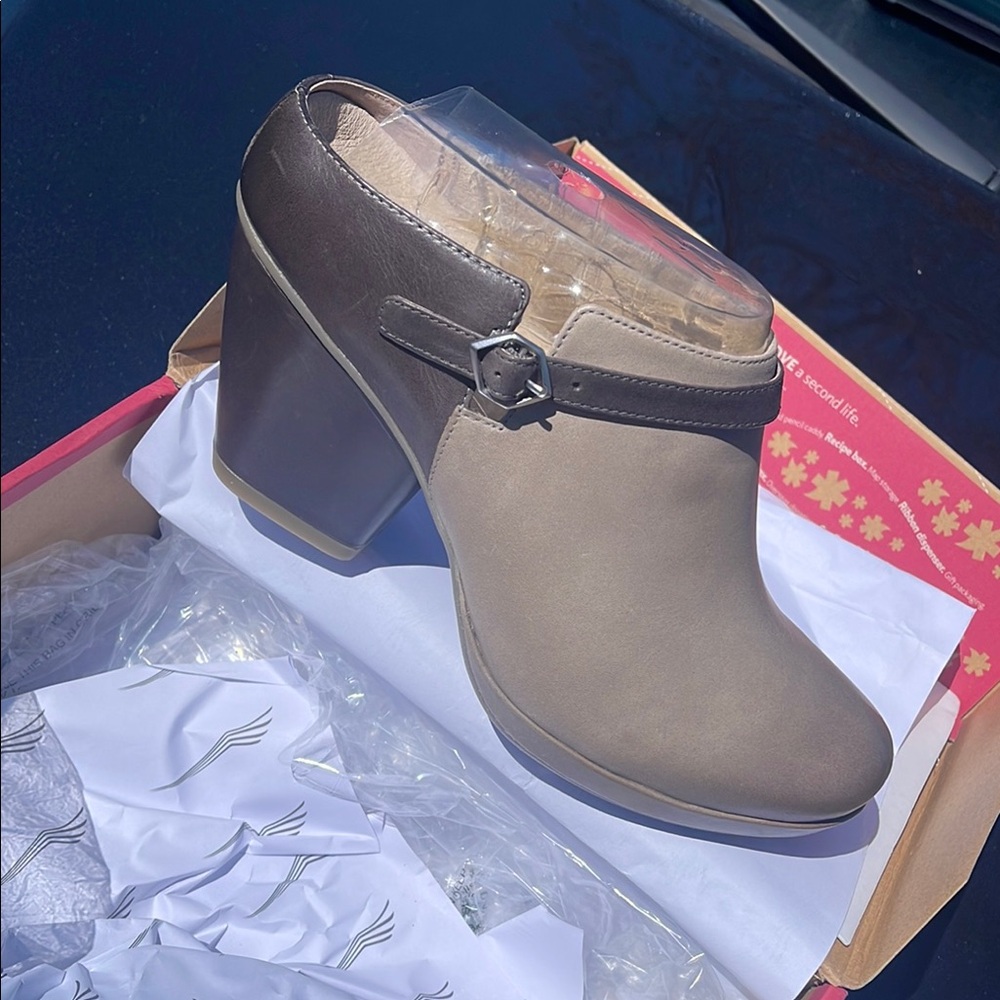 Elegant Brown Women's Heeled Shoes dansko mule stone